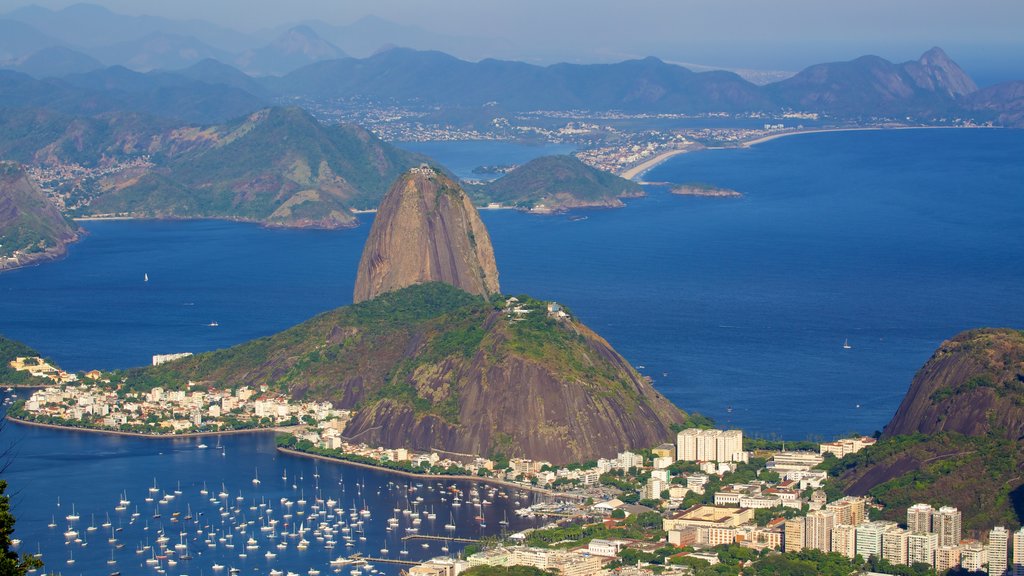 รูปปั้นพระเยซู Corcovado แสดง ภูเขา