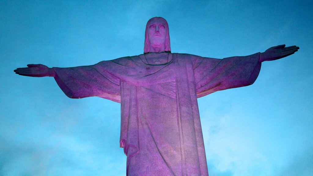 Corcovado caracterizando uma estátua ou escultura