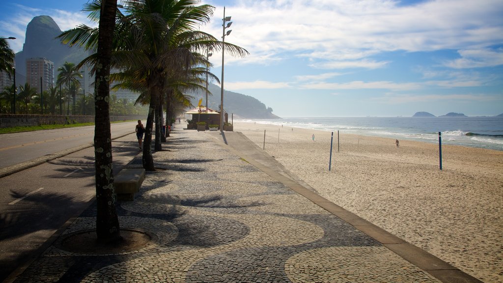 Sao Conrado Beach showing a sandy beach