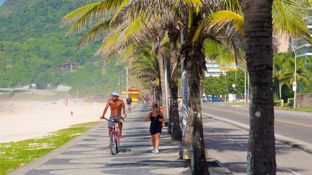 Sao Conrado Beach featuring cycling and street scenes