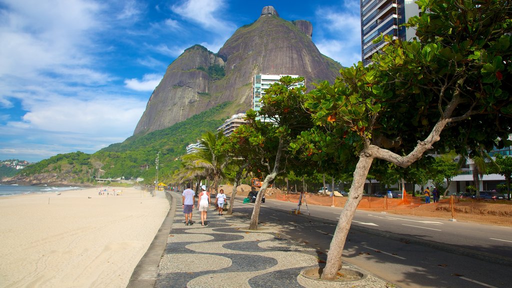 Pantai Sao Conrado menampilkan pantai berpasir