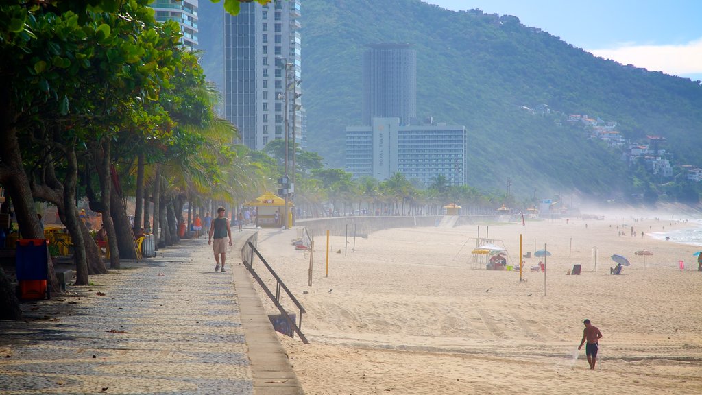 Playa de São Conrado ofreciendo una playa