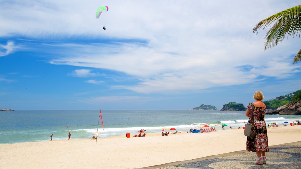 Playa de São Conrado mostrando una playa de arena y también una mujer