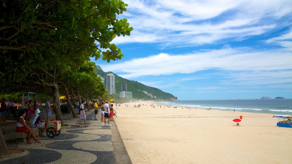 Sao Conrado Beach showing a sandy beach