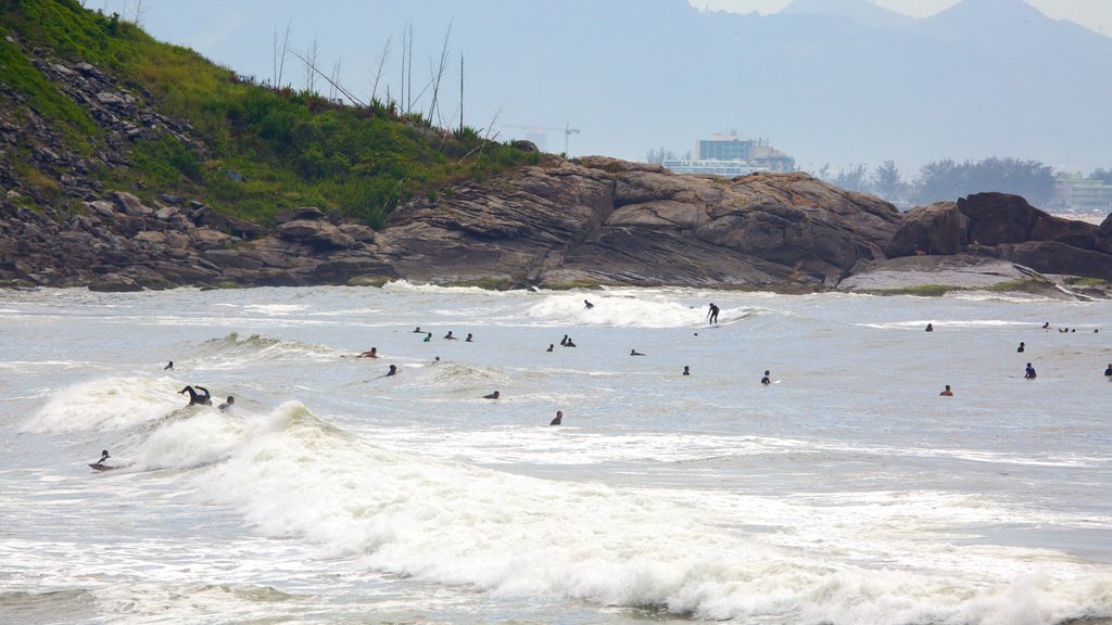 Prainha mettant en vedette baignade et vagues