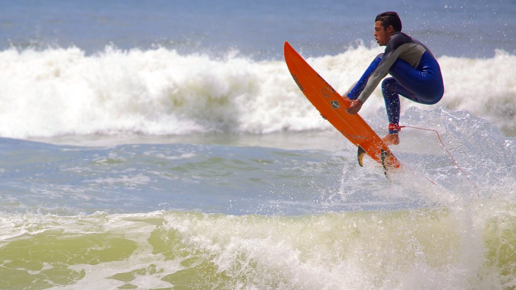 Prainha caracterizando ondas e surfe assim como um homem sozinho