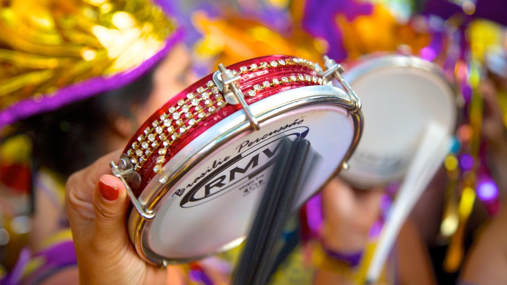 Feira Hippie caracterizando um festival e música