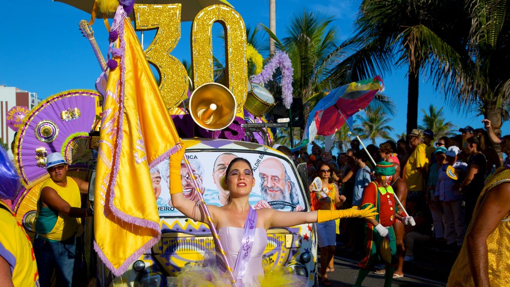 Feria Hippie mostrando espectáculos callejeros, un festival y señalización