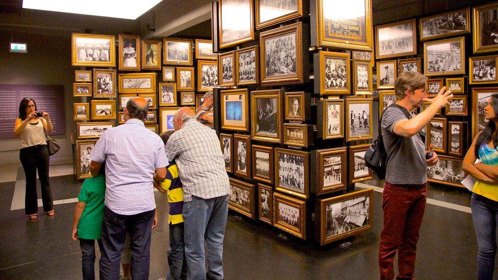 Fodboldmuseet som omfatter interiør såvel som en lille gruppe mennesker