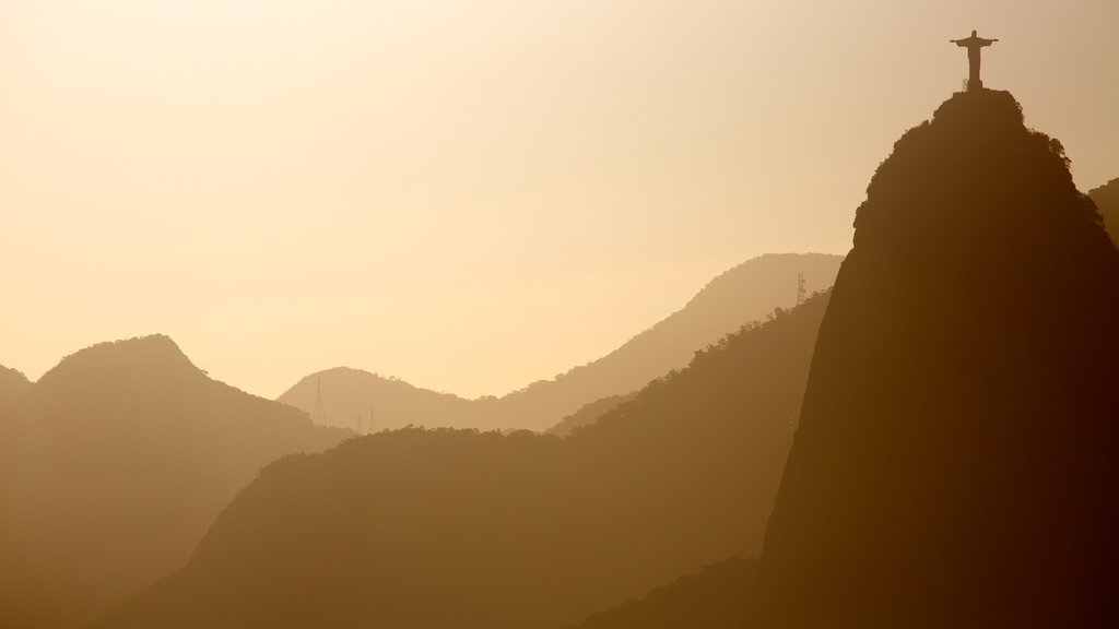 Pão de Açúcar que inclui montanhas e um pôr do sol