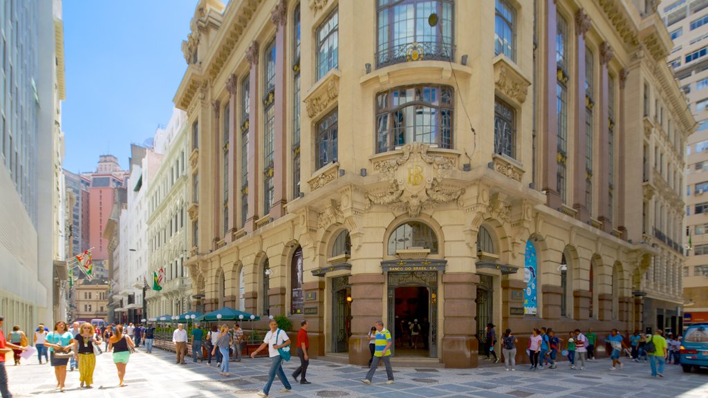 Bank of Brazil Cultural Center showing street scenes and heritage architecture as well as a large group of people