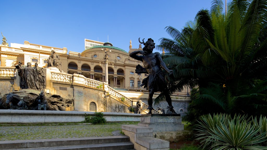 Teatro Municipal que incluye escenas de teatro, una estatua o escultura y arquitectura patrimonial