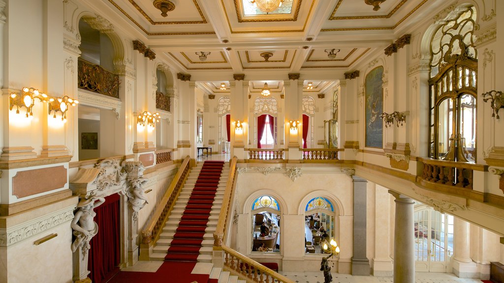 Teatro Municipal que incluye escenas de teatro y vistas interiores