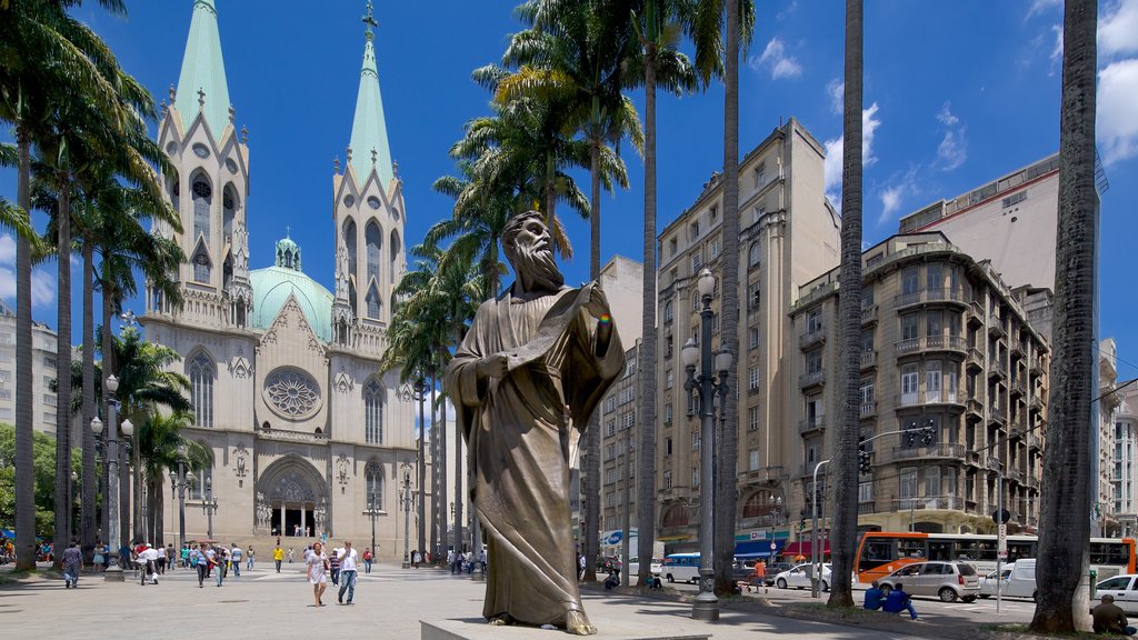 Catedral de San Pablo mostrando aspectos religiosos, una plaza y una estatua o escultura