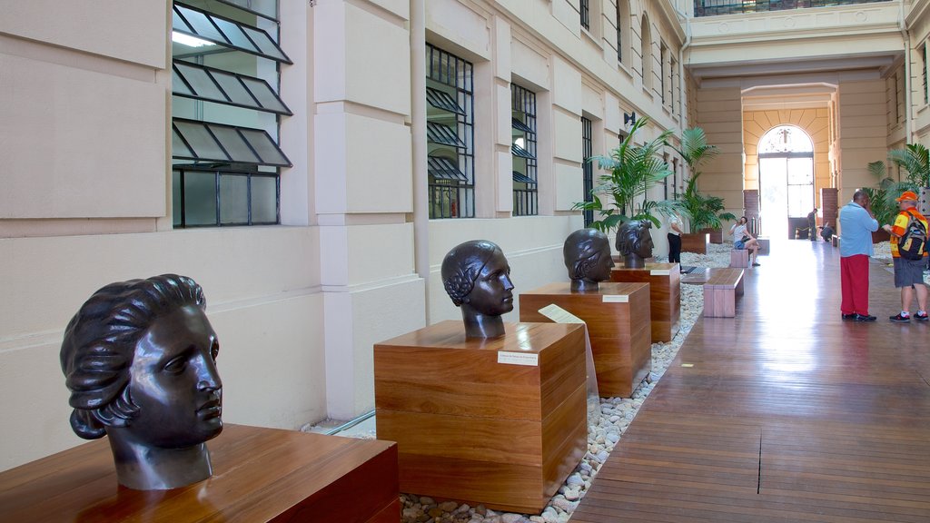 Sala São Paulo ofreciendo vistas interiores y una estatua o escultura