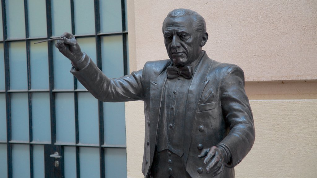 Sala São Paulo que inclui uma estátua ou escultura