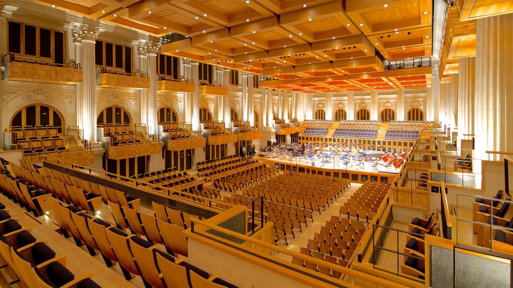 Sala São Paulo mostrando escenas de teatro y vistas interiores