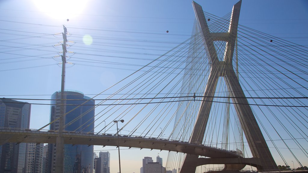 Octavio Frias de Oliveira Bridge featuring modern architecture and a city