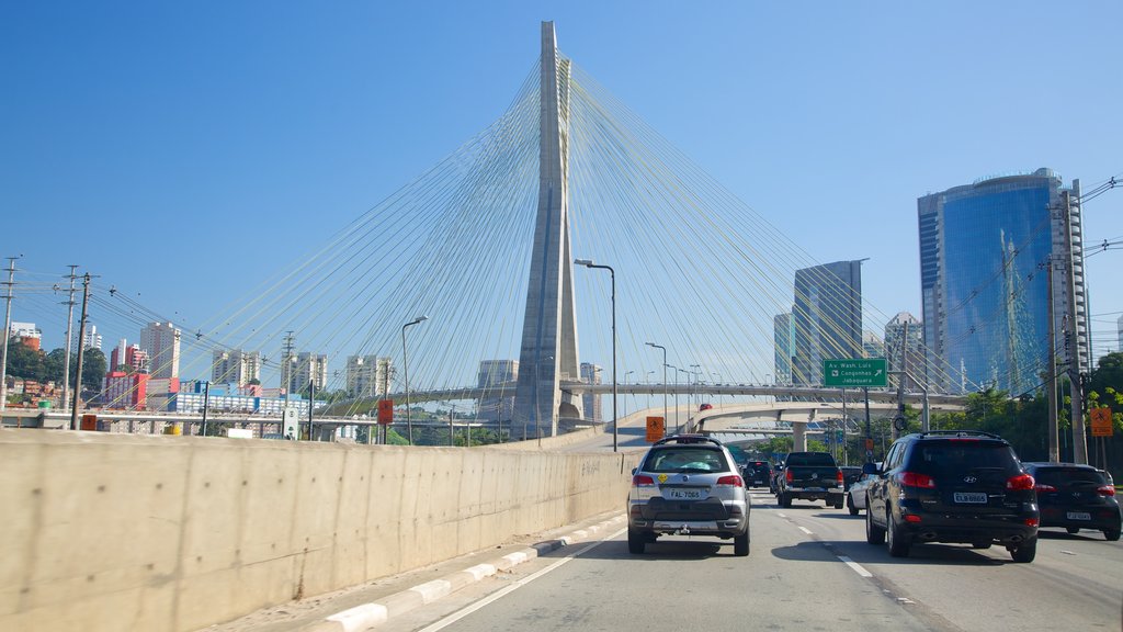 Puente Octavio Frias de Oliveira que incluye escenas cotidianas y una ciudad