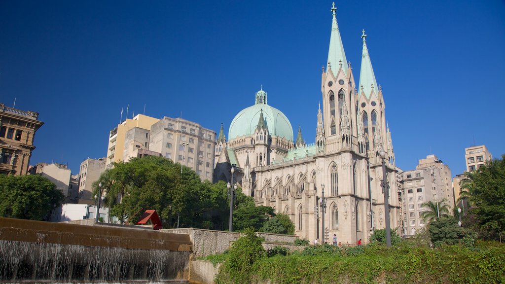 Catedral de San Pablo ofreciendo una iglesia o catedral y elementos religiosos