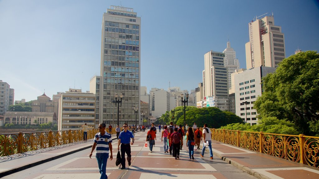 Viaduto do Cha qui includes une ville aussi bien que un grand groupe de personnes