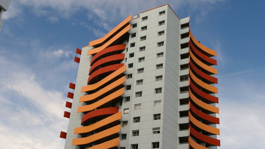 Punta del Este mostrando arquitectura moderna y un edificio alto