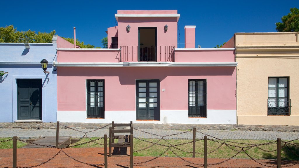 Colonia del Sacramento Plaza de Armas showing a house