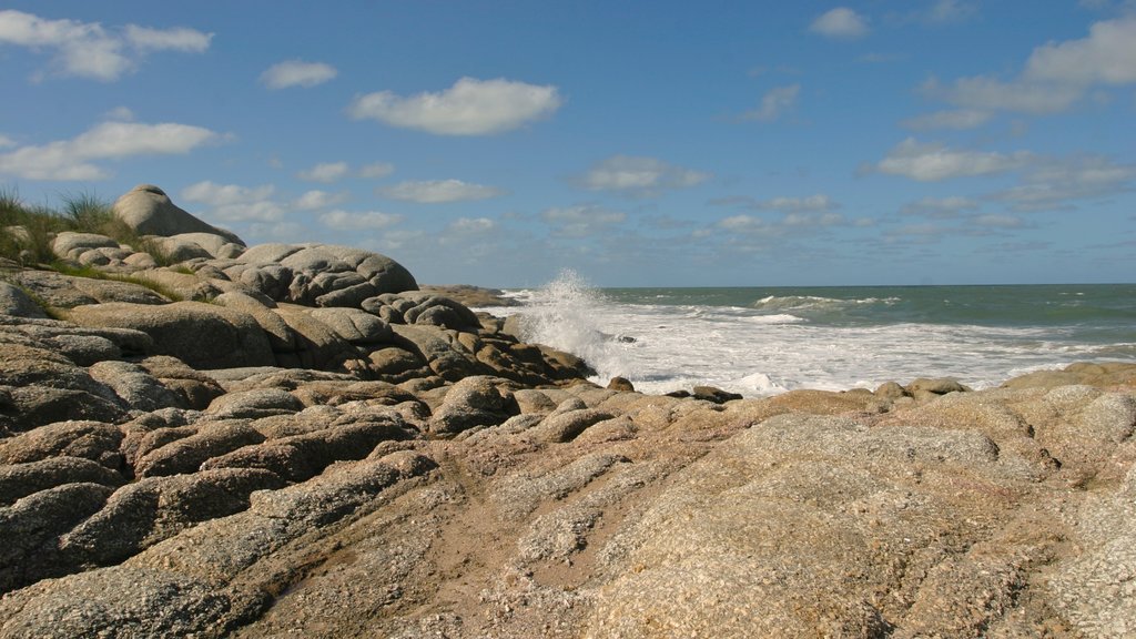 Punta del Diablo featuring rugged coastline