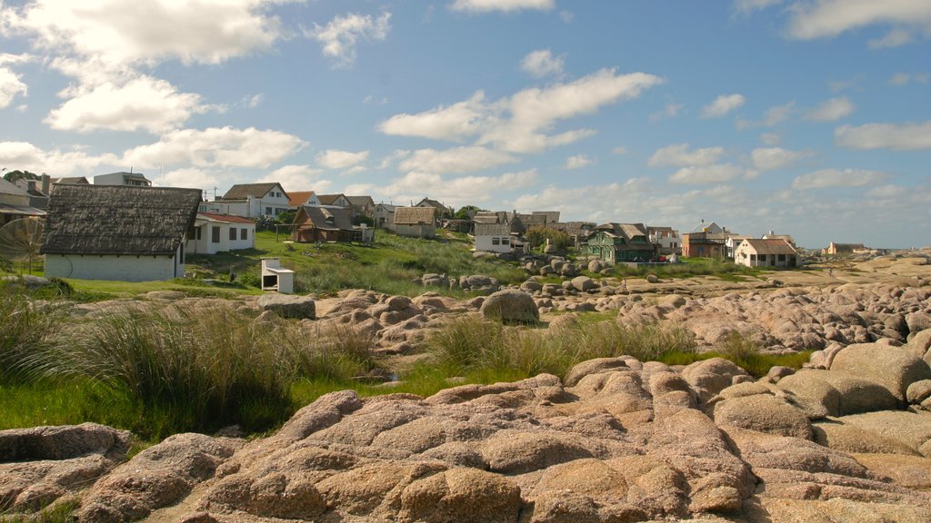 Punta del Diablo que incluye una pequeña ciudad o pueblo