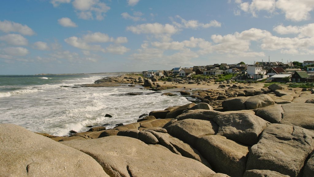 Punta del Diablo mostrando costa escarpada y una ciudad costera