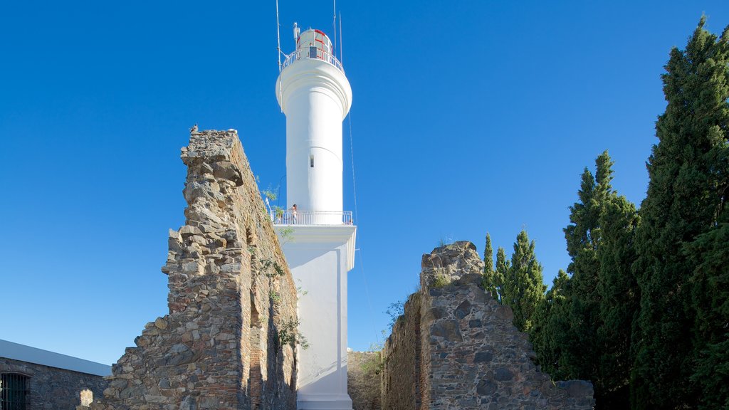 Faro de Colonia del Sacramento mostrando un faro