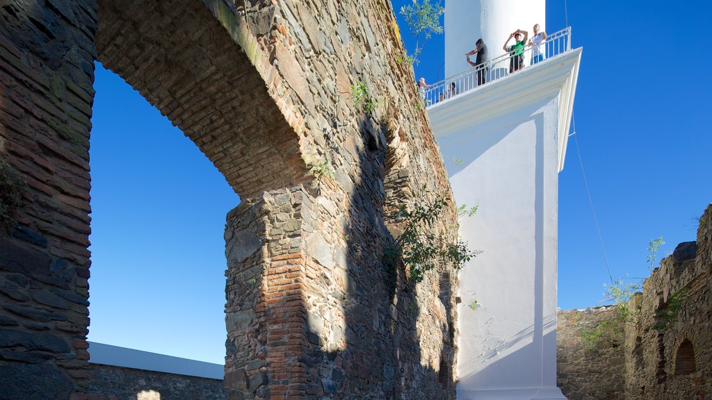 Faro de Colonia del Sacramento que incluye vistas y patrimonio de arquitectura