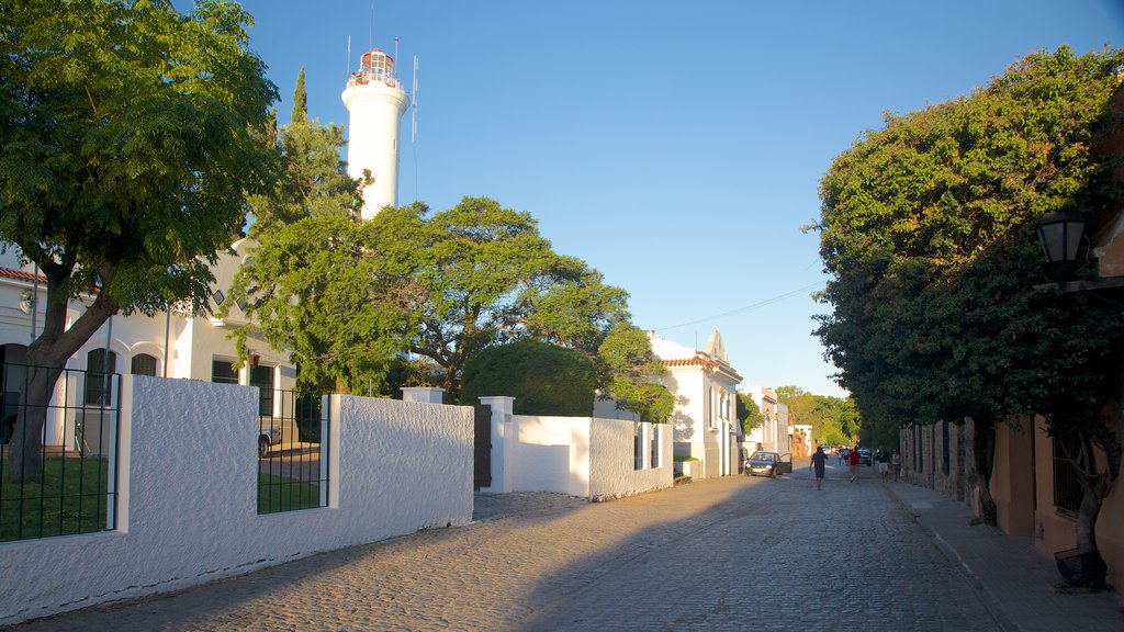 Faro de Colonia del Sacramento mostrando escenas urbanas