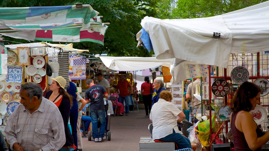 San Telmo mettant en vedette marchés aussi bien que un grand groupe de personnes