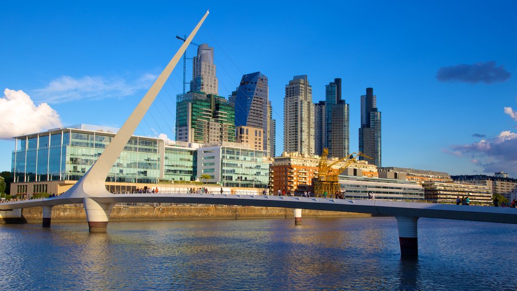 Puerto Madero ofreciendo una ciudad, un rascacielos y un río o arroyo