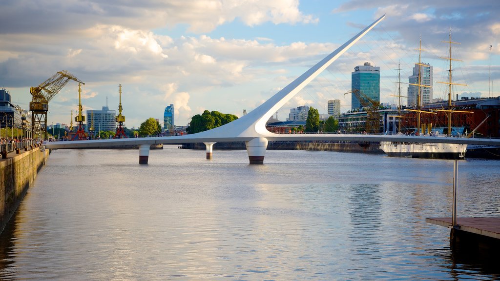 Puerto Madero mostrando arquitetura moderna, uma ponte e um rio ou córrego