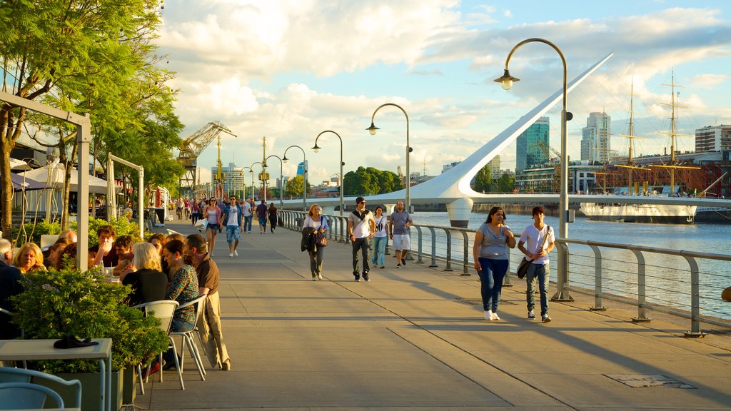 Puerto Madero assim como um grande grupo de pessoas