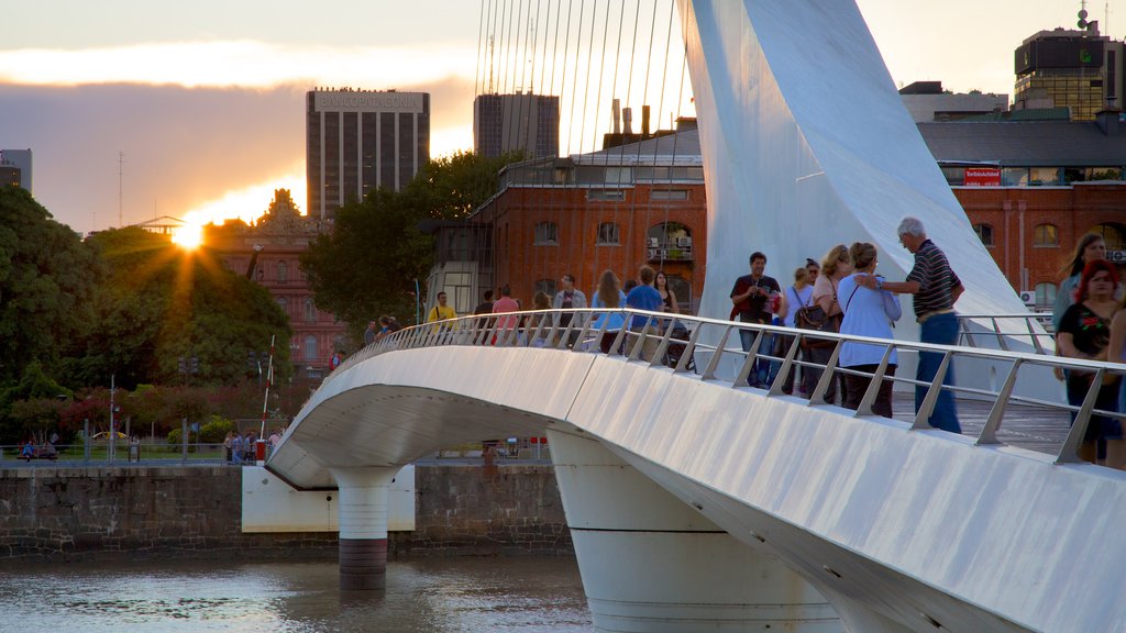 Puerto Madero mostrando arquitectura moderna, un atardecer y un río o arroyo