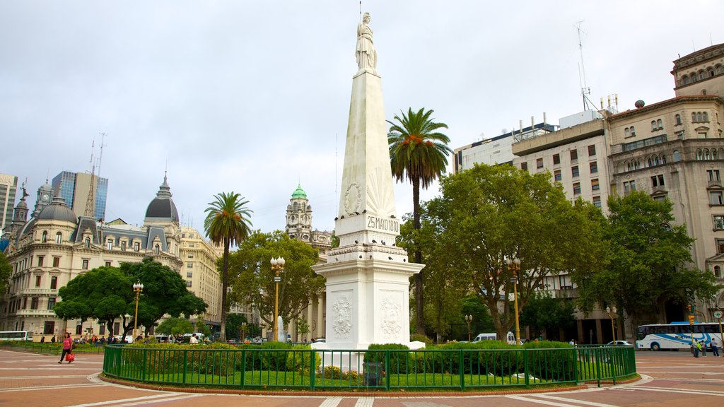 Plaza de Mayo que inclui um monumento, uma cidade e uma praça ou plaza