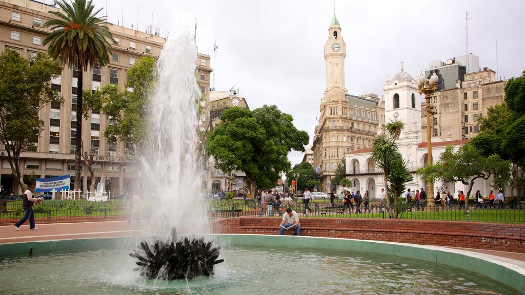 Plaza de Mayo som omfatter et springvand, en plads eller et torv og historiske bygningsværker