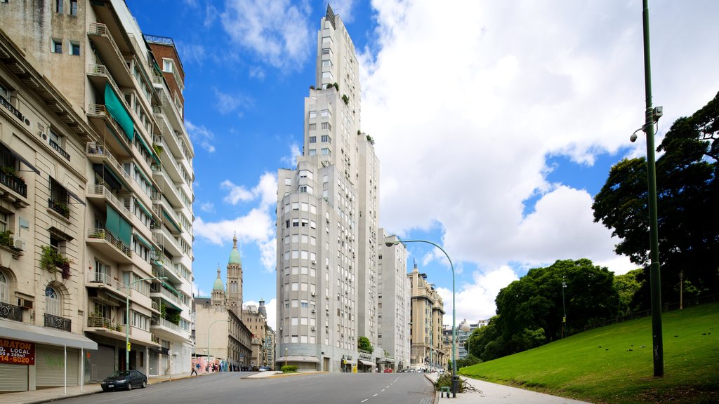 Plaza San Martín que inclui uma cidade, cenas de rua e um edifício