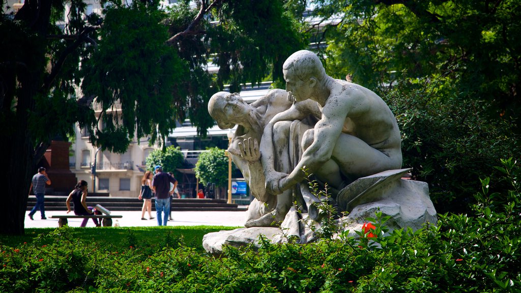 Plaza San Martin og byder på en park og en statue eller en skulptur