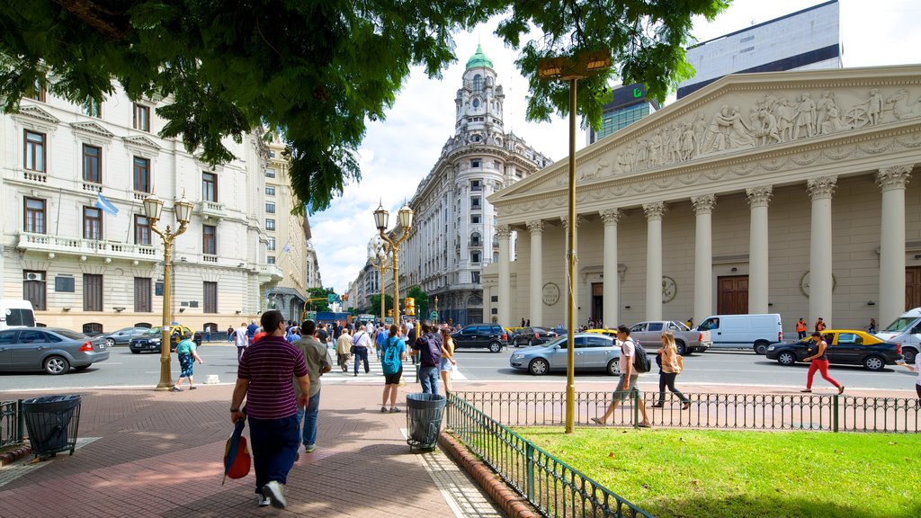 Catedral Metropolitana de Buenos Aires mostrando patrimonio de arquitectura y también un gran grupo de personas