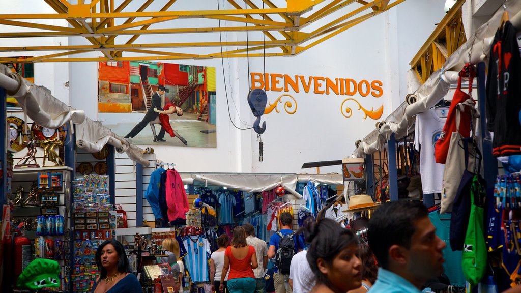 Calle Museo Caminito mostrando señalización y también un gran grupo de personas