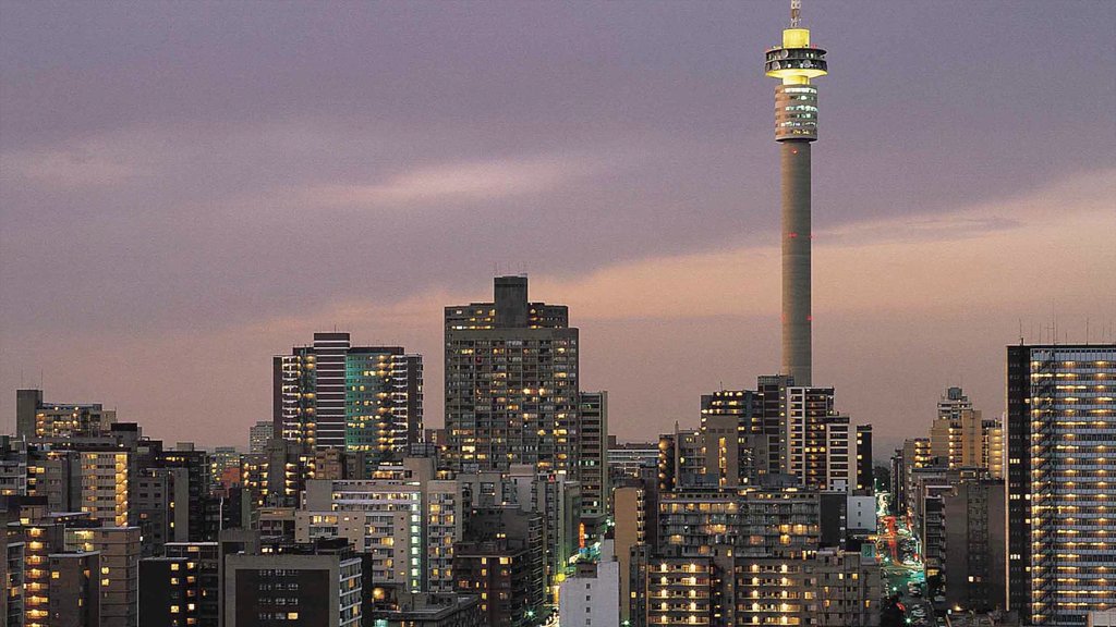 Johannesburg og byder på en høj bygning, moderne arkitektur og en solnedgang