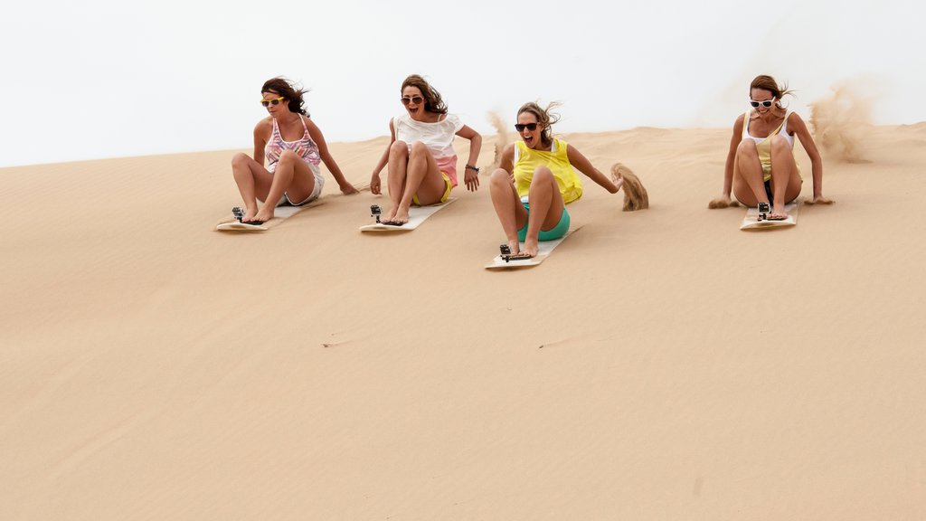 Joanesburgo que inclui paisagens do deserto assim como um pequeno grupo de pessoas