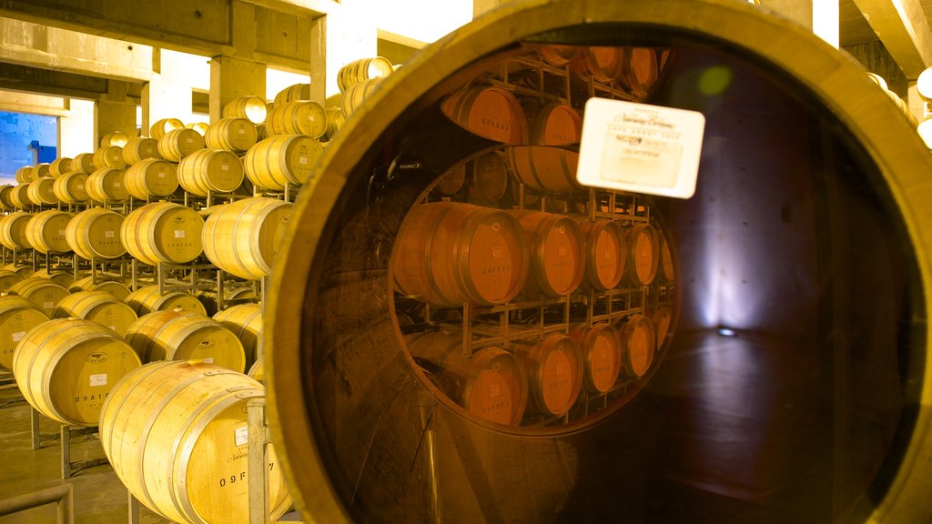 Bodega Navarro Correas que incluye vistas interiores