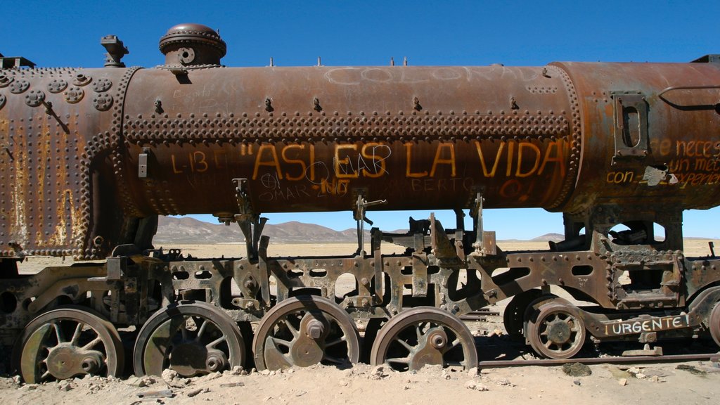 Uyuni mostrando artículos de ferrocarril y ruinas de edificios