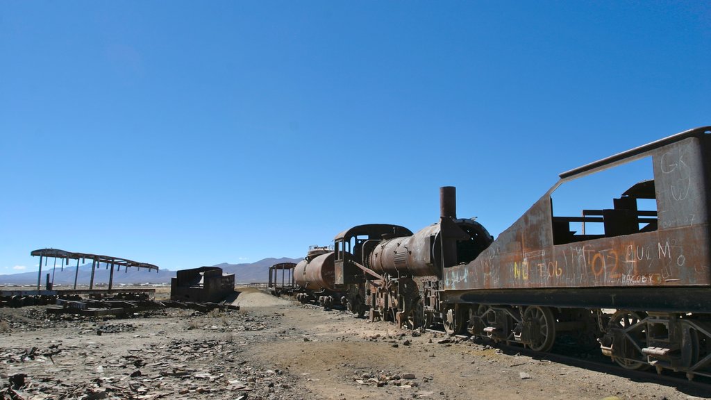 Uyuni mostrando ruínas de edifício e itens de ferrovia