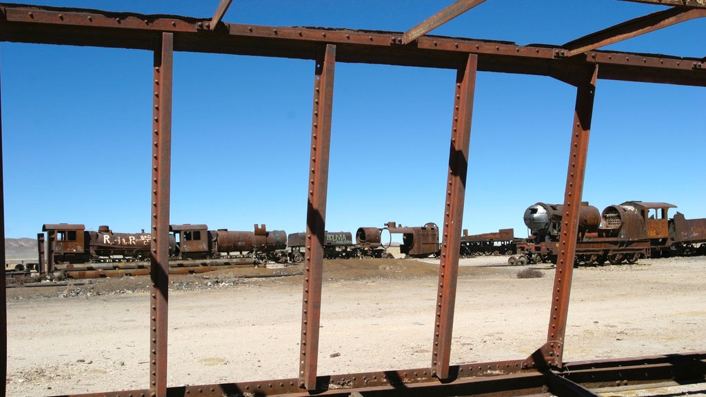 Uyuni caracterizando itens de ferrovia e ruínas de edifício